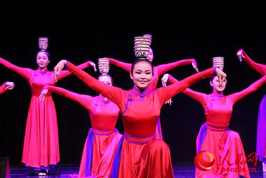 內(nèi)蒙古藝術(shù)學(xué)院舞蹈演員表演的群舞《祝?！防_了“草原之聲”演出的帷幕。