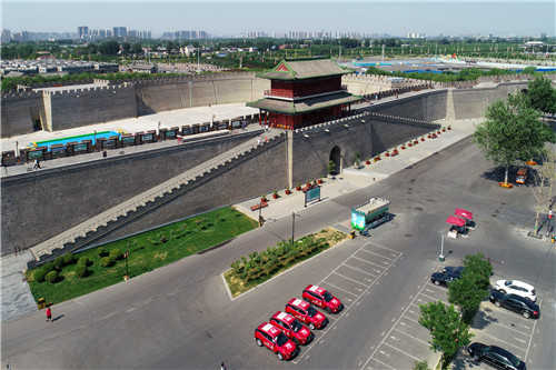 ”沿習(xí)之路“采訪車隊在正定縣古城南門下的免費停車場。-河寧 攝(無人機航拍)_副本.jpg
