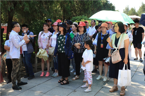 外地游客在正定縣文物游覽點有序參觀。-河寧 攝.jpg