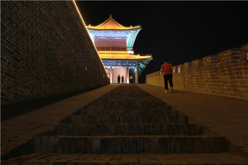 為了保護文物，消減火災(zāi)隱患，正定縣的旅游點，參觀者必須接受禁帶火種檢查。-河寧 攝.jpg